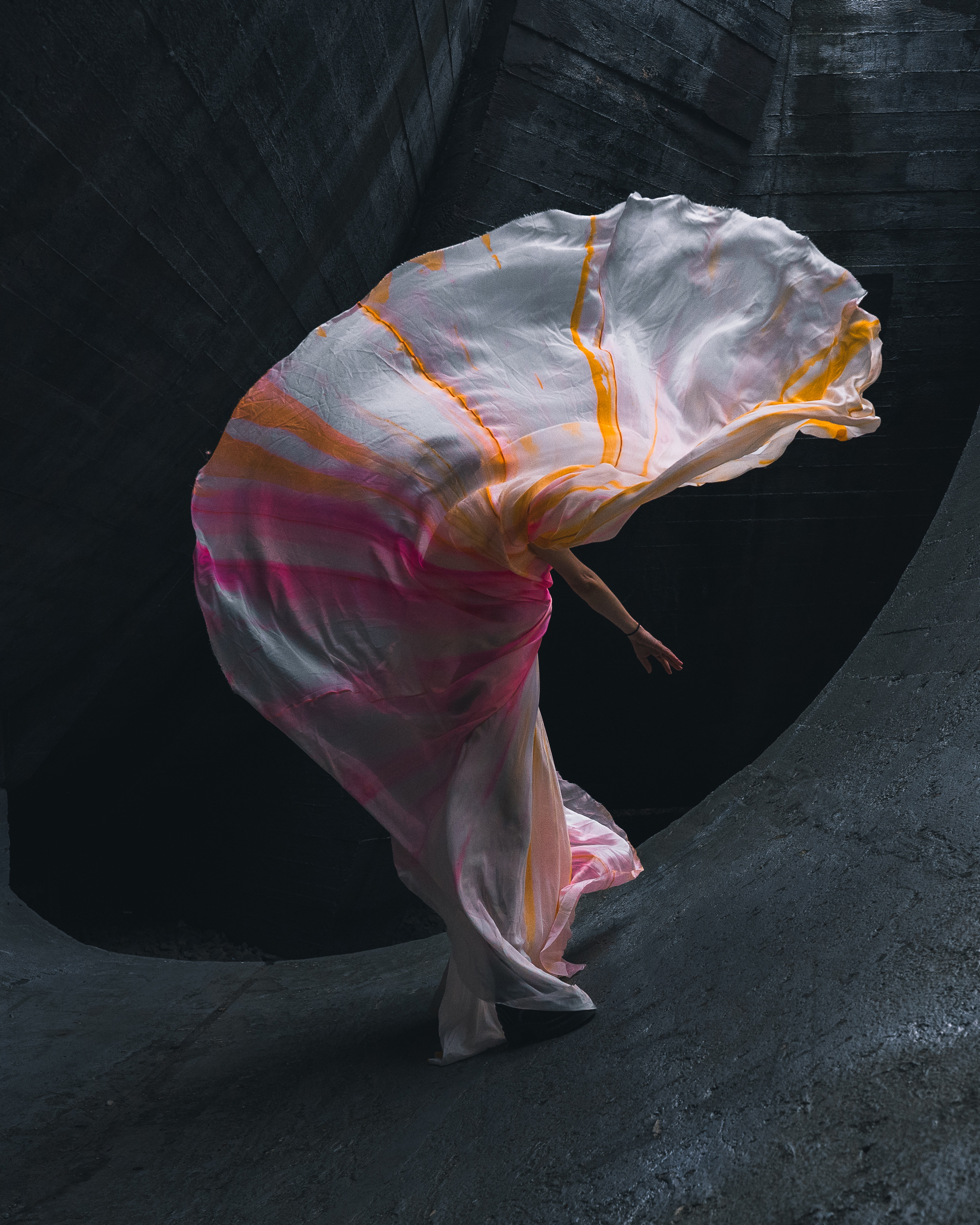 Tänzerische Performance von Elizaveta Polyakova in avantgardistischem Kleid von Elodie Carstensen – fotografiert von Janine Langer in Berlin