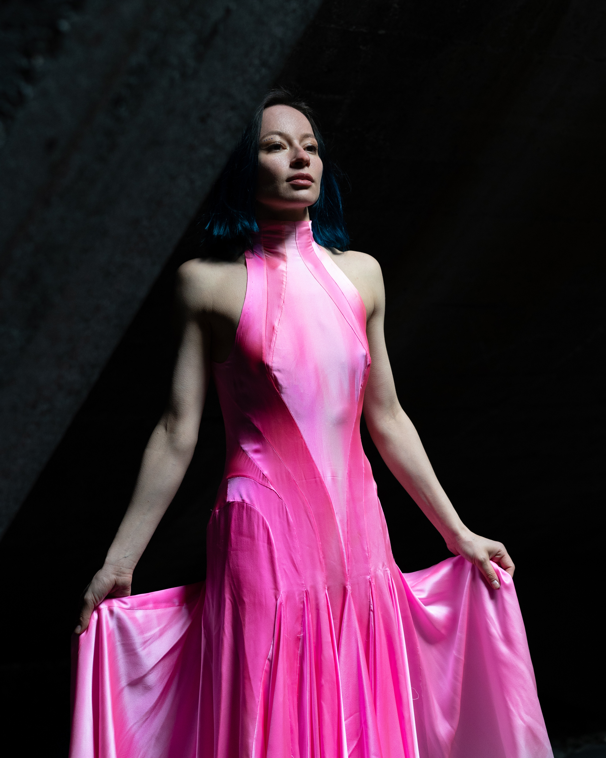 Portrait von Elizaveta Polyakova in brutalistischer Architektur – Fashionfotografie von Janine Langer mit Design von Elodie Carstensen