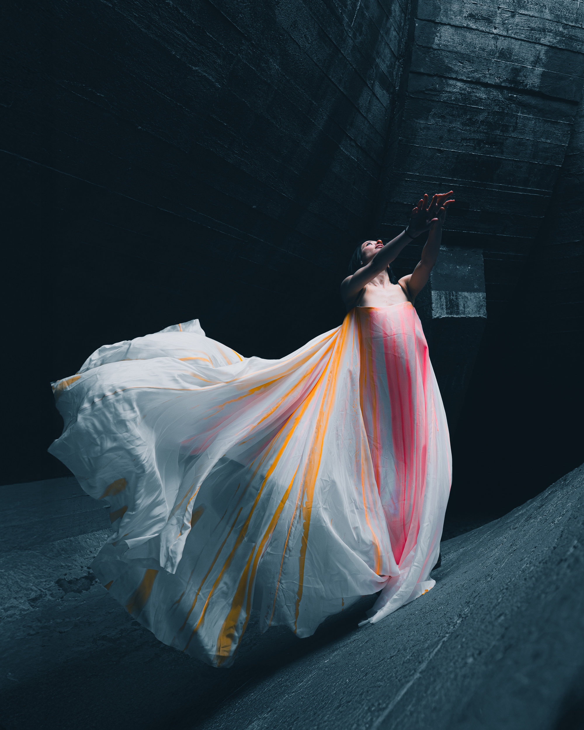 Elizaveta Polyakova tanzt in avantgardistischem Kleid von Elodie Carstensen – Fashionfotografie von Janine Langer in Berlin