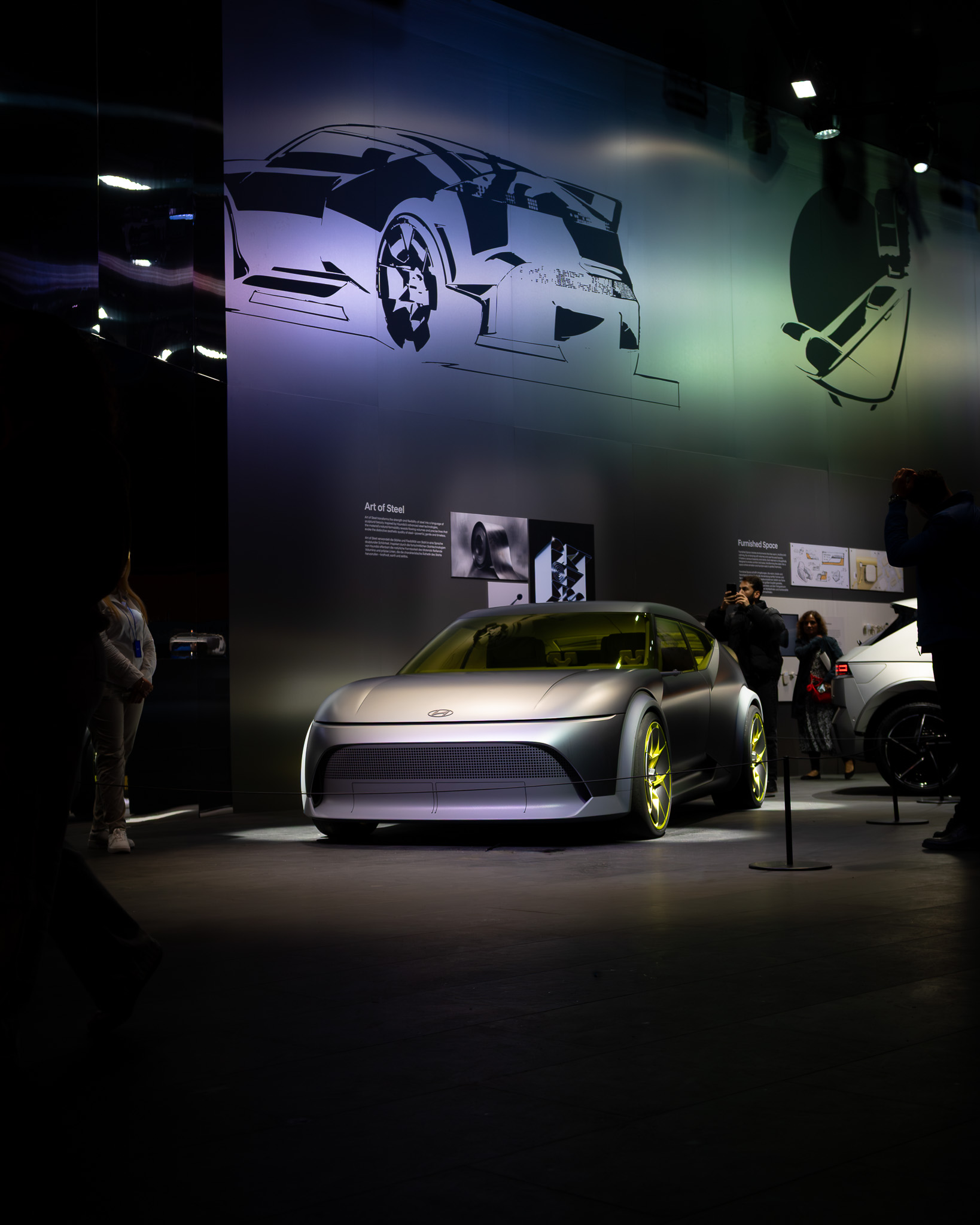 Hyundai Concept THREE auf der IAA München 2025 – Ausstellungsstand mit Lichtinszenierung, fotografiert von Janine Junk