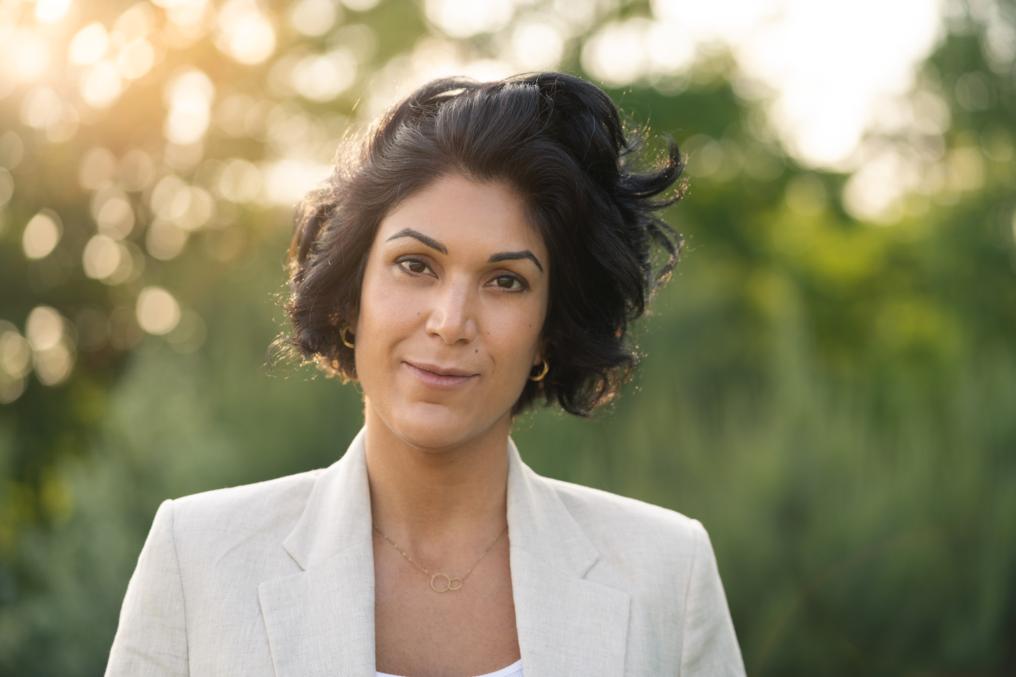 Natürliches Businessportrait von Coach Zoia Mahjoubi im Sonnenlicht, aufgenommen von Janine Langer in Berlin am Erpetal