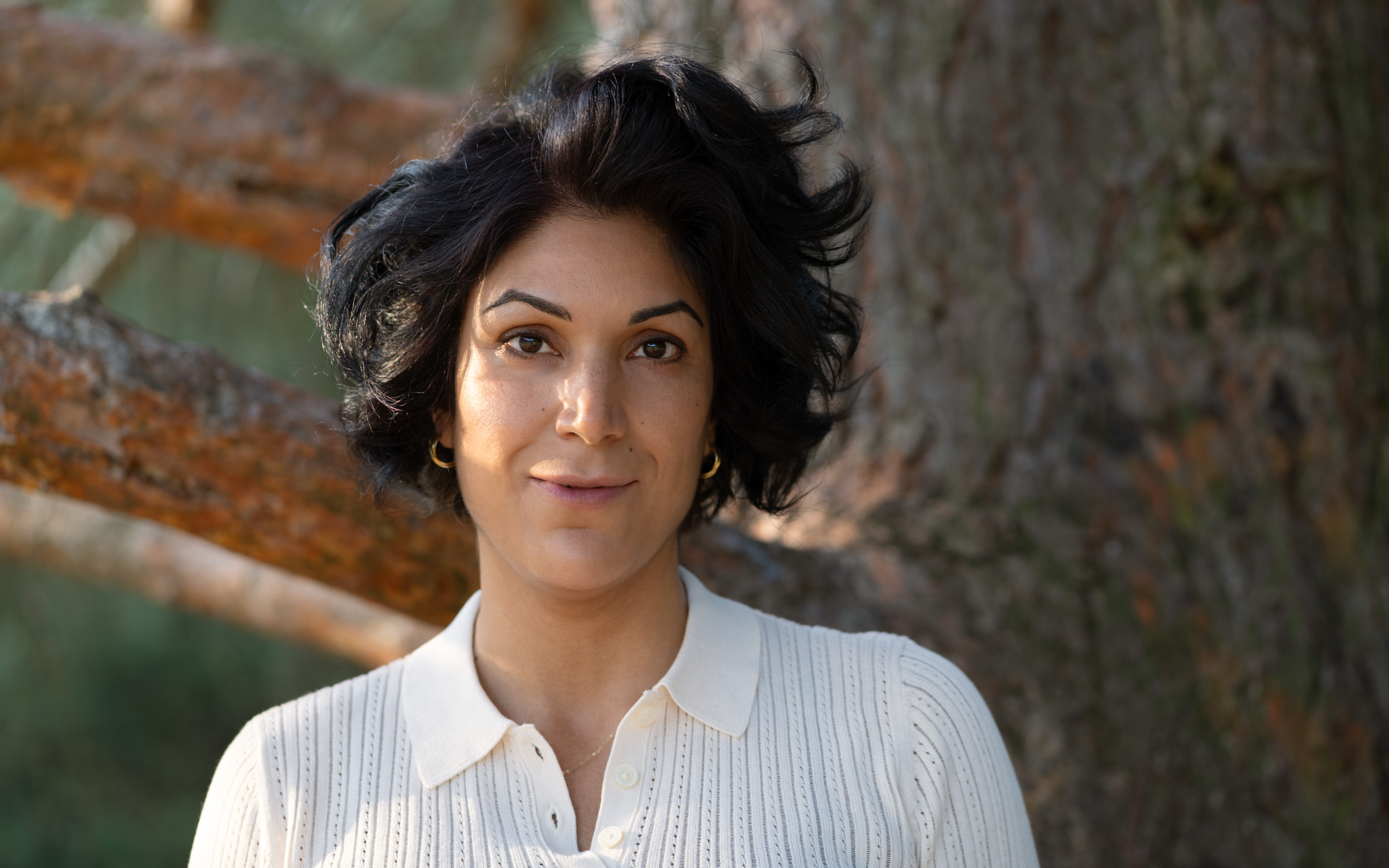 Businessportrait von Coach Zoia Mahjoubi in der Natur, fotografiert von Janine Langer in Berlin-Hirschgarten am Erpetal